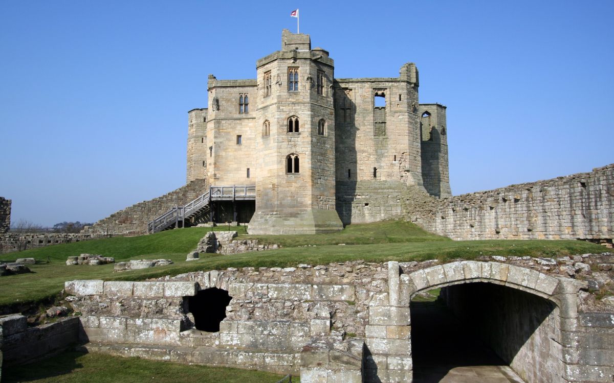 Graues Betongebäude Unter Blauem Himmel Tagsüber. Wallpaper in 3200x2000 Resolution