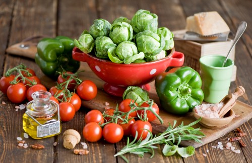 Image green and red chili peppers on red ceramic bowl