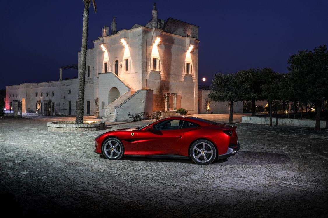 Roter Ferrari 458 Italia Parkte Nachts in Der Nähe Eines Braunen Betongebäudes. Wallpaper in 4096x2731 Resolution