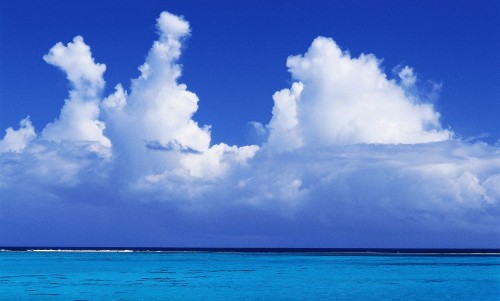 Image blue sea under blue sky and white clouds during daytime