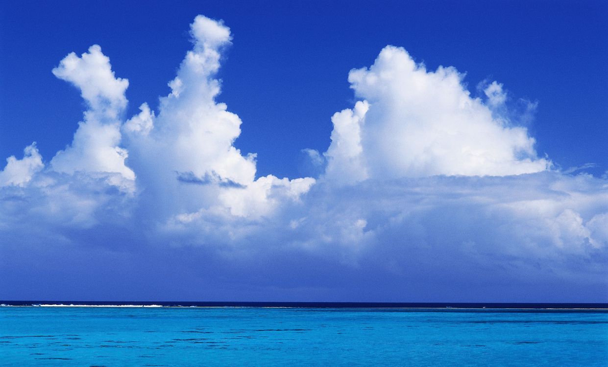Mer Bleue Sous Ciel Bleu et Nuages Blancs Pendant la Journée. Wallpaper in 4199x2536 Resolution