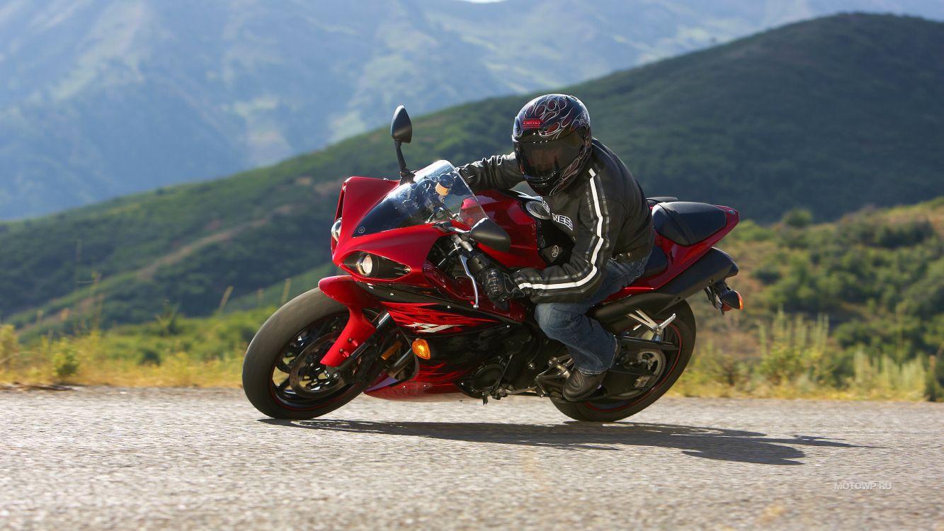 Homme en Veste Noire Équitation Vélo de Sport Rouge. Wallpaper in 3840x2160 Resolution