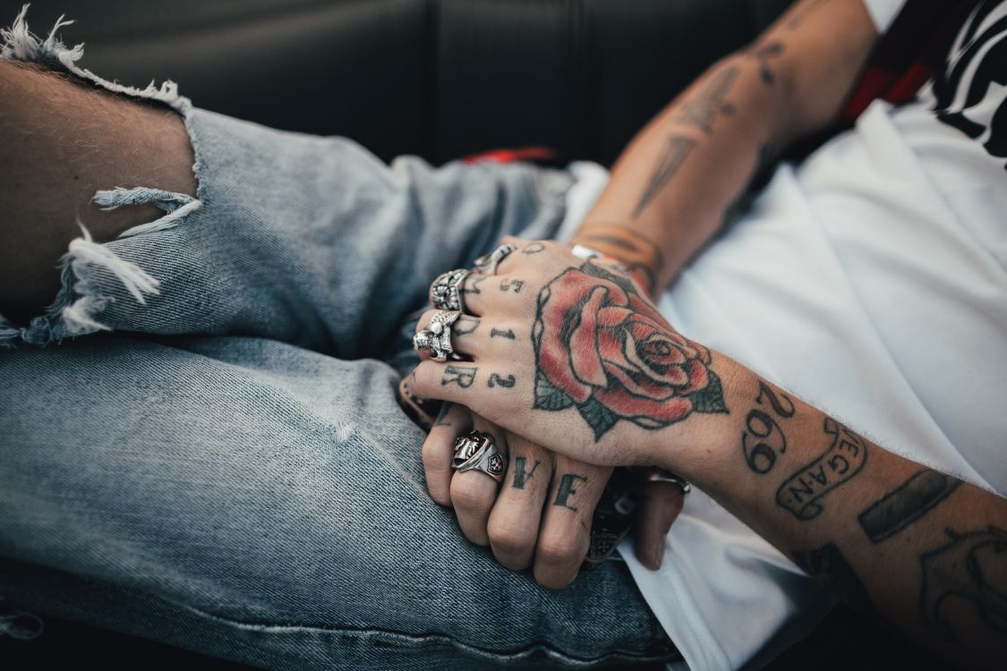 Kostenlose Hintergrundbilder Person Mit Schwarzer Und Roter Rose Tattoo Am Linken Arm Bilder Fur Ihren Desktop Und Fotos
