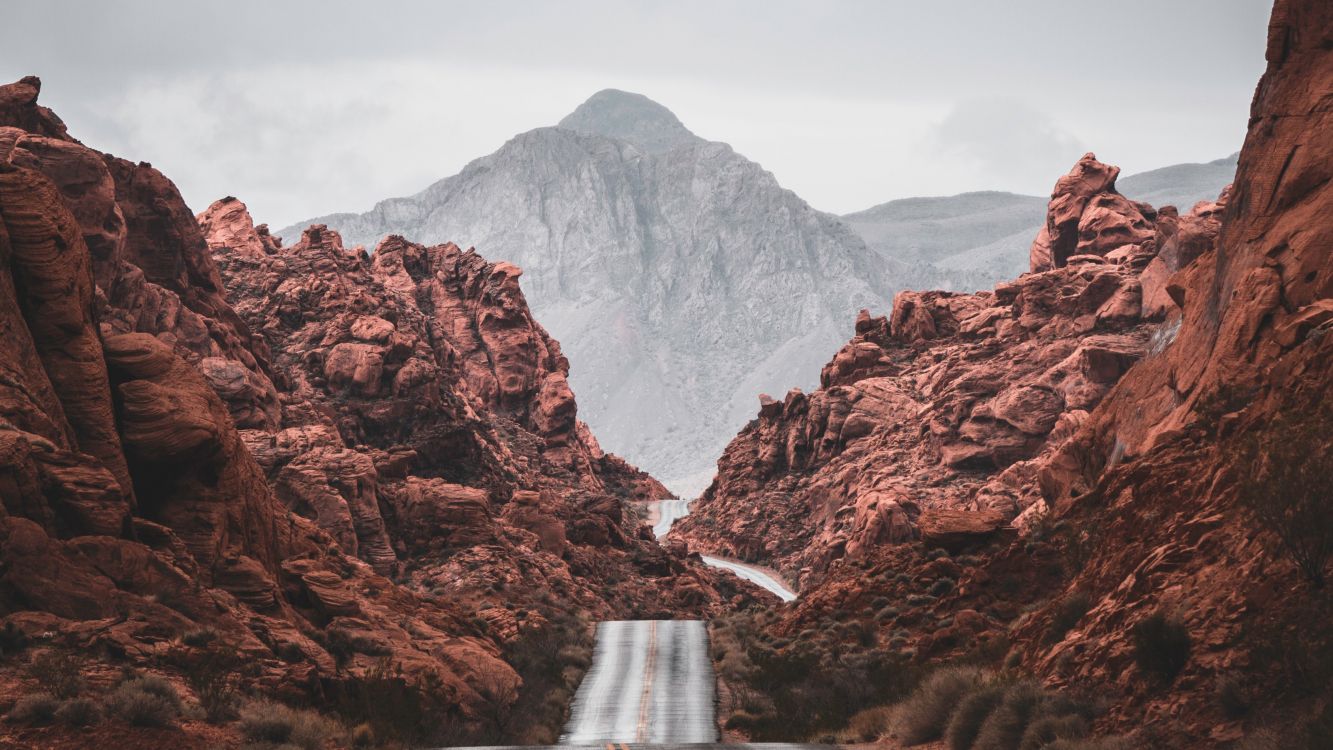 Montagne Rocheuse Brune Sous Ciel Bleu Pendant la Journée. Wallpaper in 3376x1899 Resolution