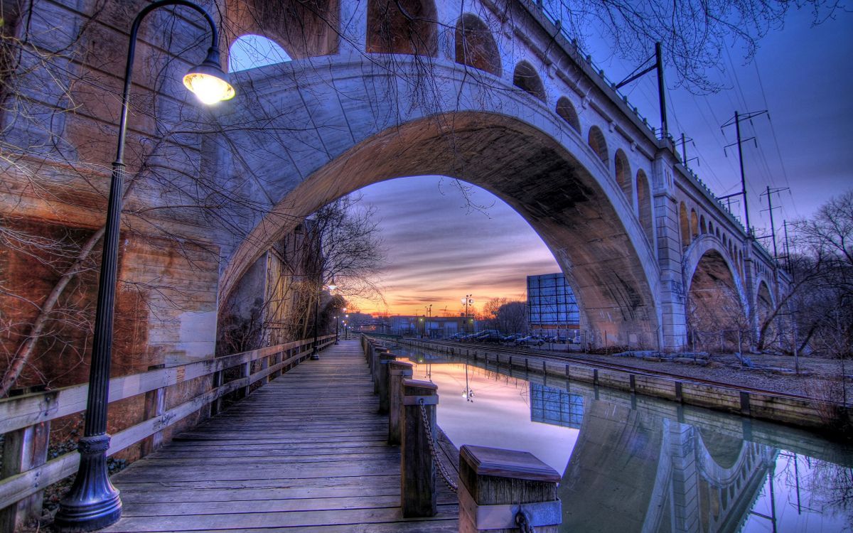 Pont en Bois Brun Au-dessus de la Rivière Pendant le Coucher du Soleil. Wallpaper in 2880x1800 Resolution