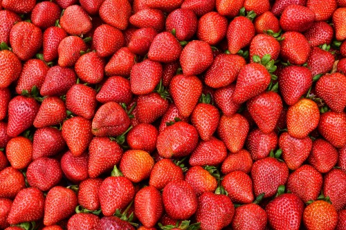 Image red strawberries on white ceramic plate