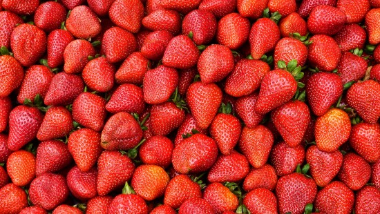 Image red strawberries on white ceramic plate