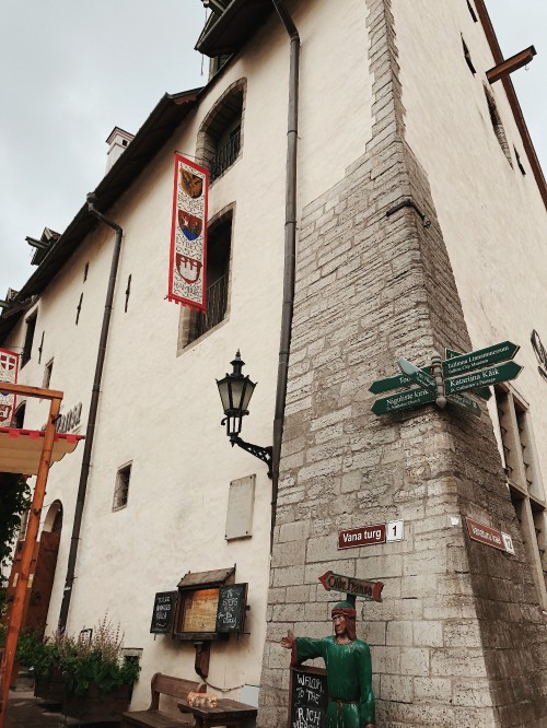 Image medieval restaurant olde hansa, old town square, faade, flowerpot, sculpture