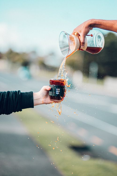 Person, Die Wasser Auf Rote Keramiktasse Gießt. Wallpaper in 3899x5849 Resolution