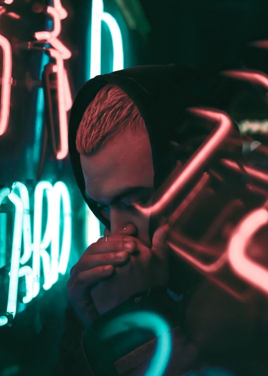 Homme à Lunettes Noires Couvrant sa Bouche. Wallpaper in 4000x5600 Resolution