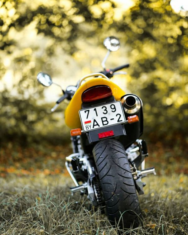 Moto Orange et Noire Sur Terrain D'herbe Brune Pendant la Journée. Wallpaper in 1064x1332 Resolution