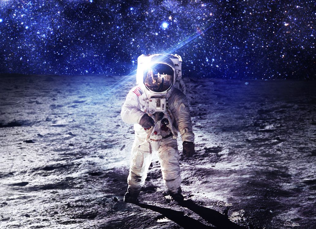 Personne en Casque Blanc et Noir et Pantalon Blanc Debout Sur L'eau Pendant la Nuit. Wallpaper in 4200x3050 Resolution