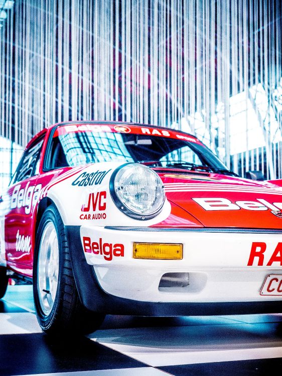Weißer Und Roter Porsche 911. Wallpaper in 3456x4608 Resolution