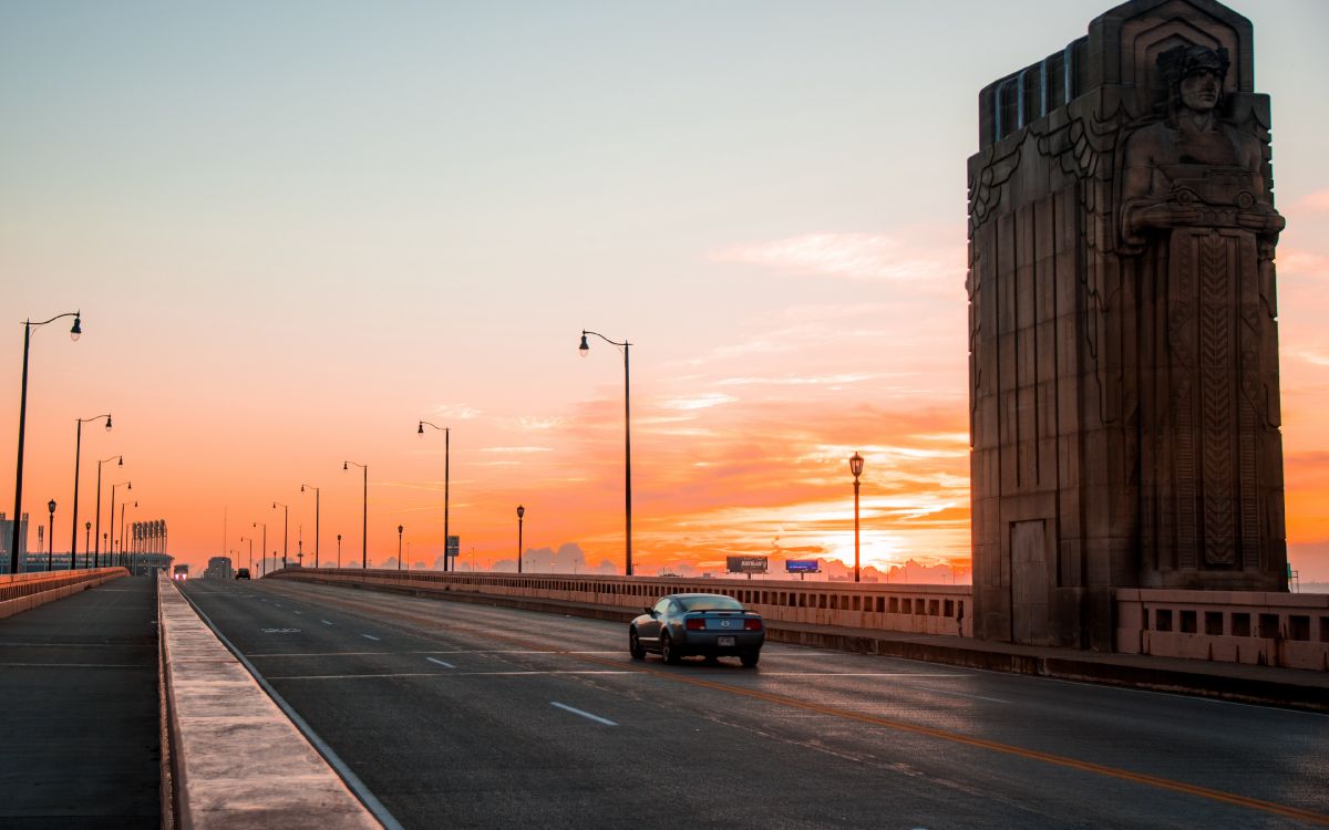Voiture Noire Sur Route Pendant le Coucher du Soleil. Wallpaper in 3840x2400 Resolution