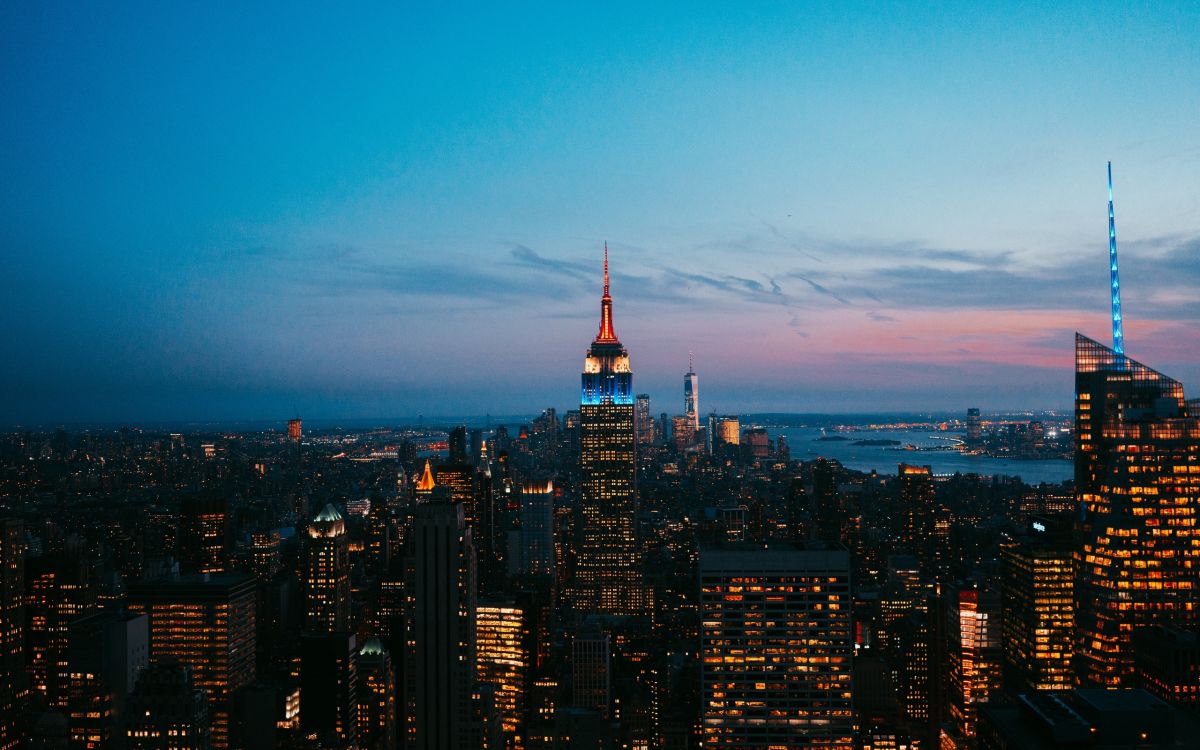 Vue Aérienne Des Bâtiments de la Ville Pendant la Nuit. Wallpaper in 2560x1600 Resolution