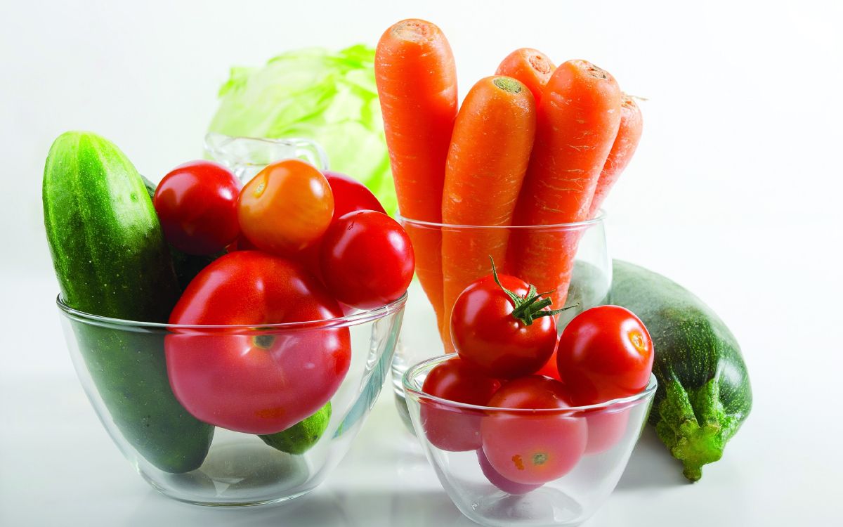 Tomates Rouges et Vertes Sur Bol en Verre Transparent. Wallpaper in 3840x2400 Resolution