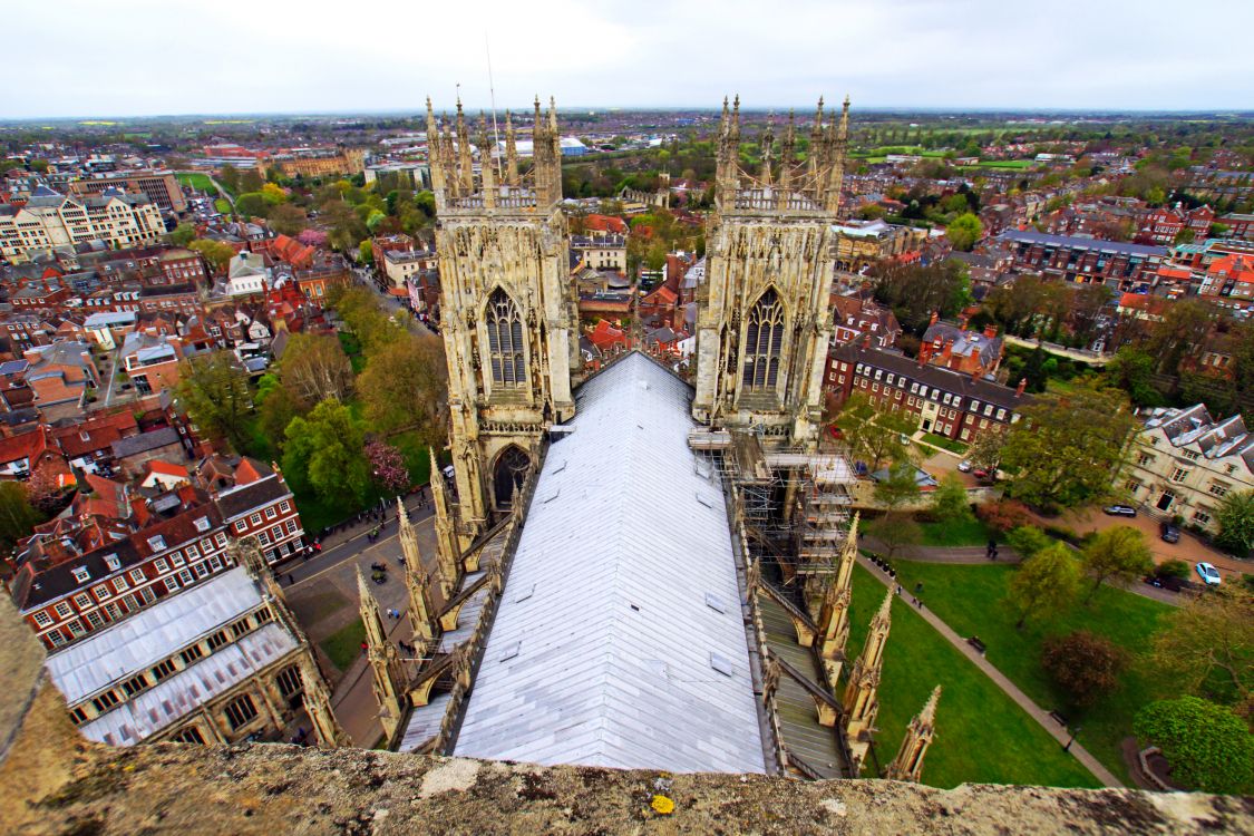 Weißes Und Braunes Betongebäude. Wallpaper in 3000x2000 Resolution