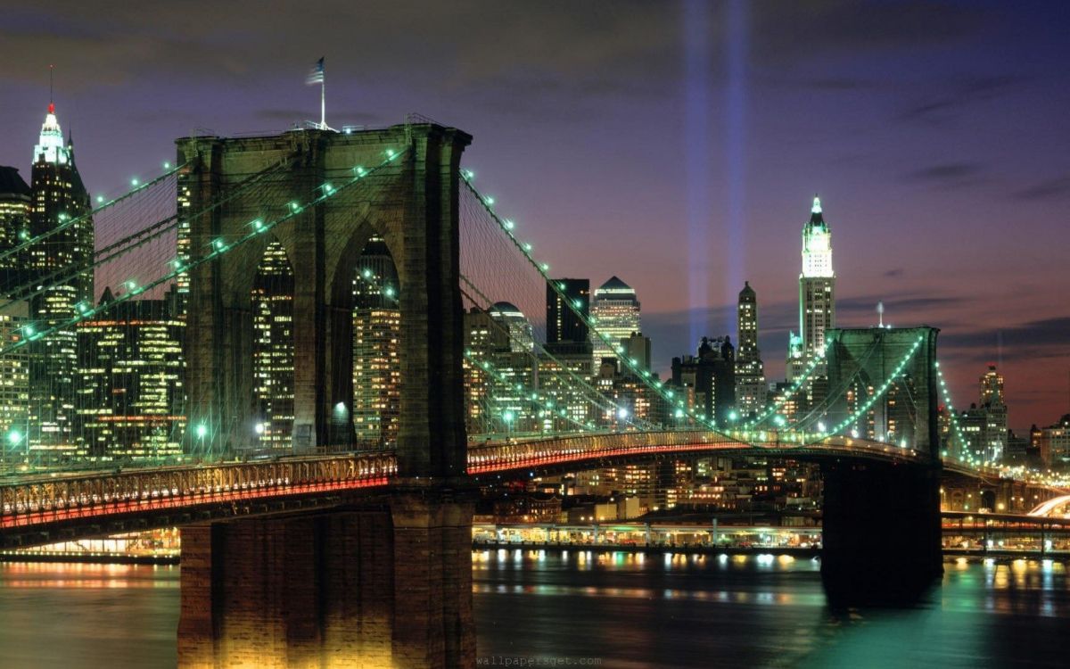 Puente Verde Sobre el Agua Durante la Noche. Wallpaper in 2880x1800 Resolution