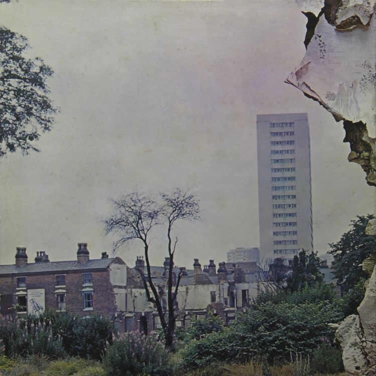 Bâtiment en Béton Brun Près Des Arbres Verts Pendant la Journée. Wallpaper in 1500x1500 Resolution