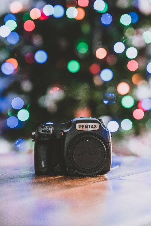 Image black nikon dslr camera on white table