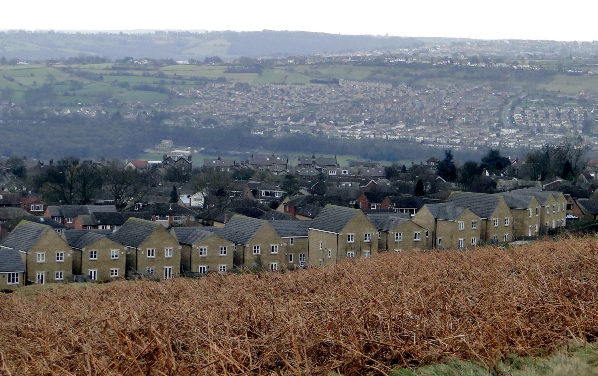 Braune Und Weiße Häuser Auf Braunem Grasfeld Tagsüber. Wallpaper in 3156x1986 Resolution