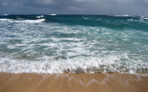 Image sea waves crashing on shore during daytime