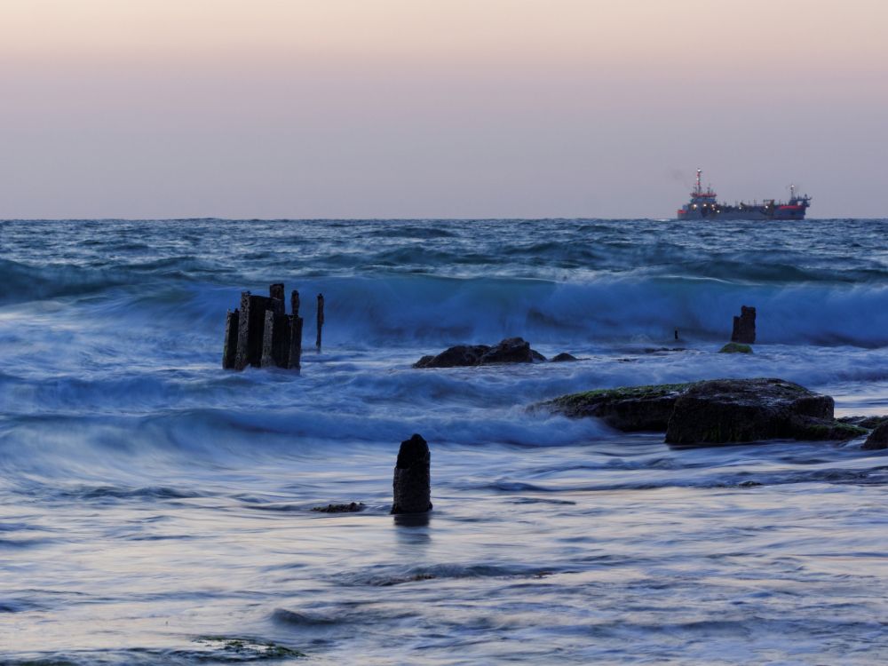 ocean waves crashing on rocks during daytime