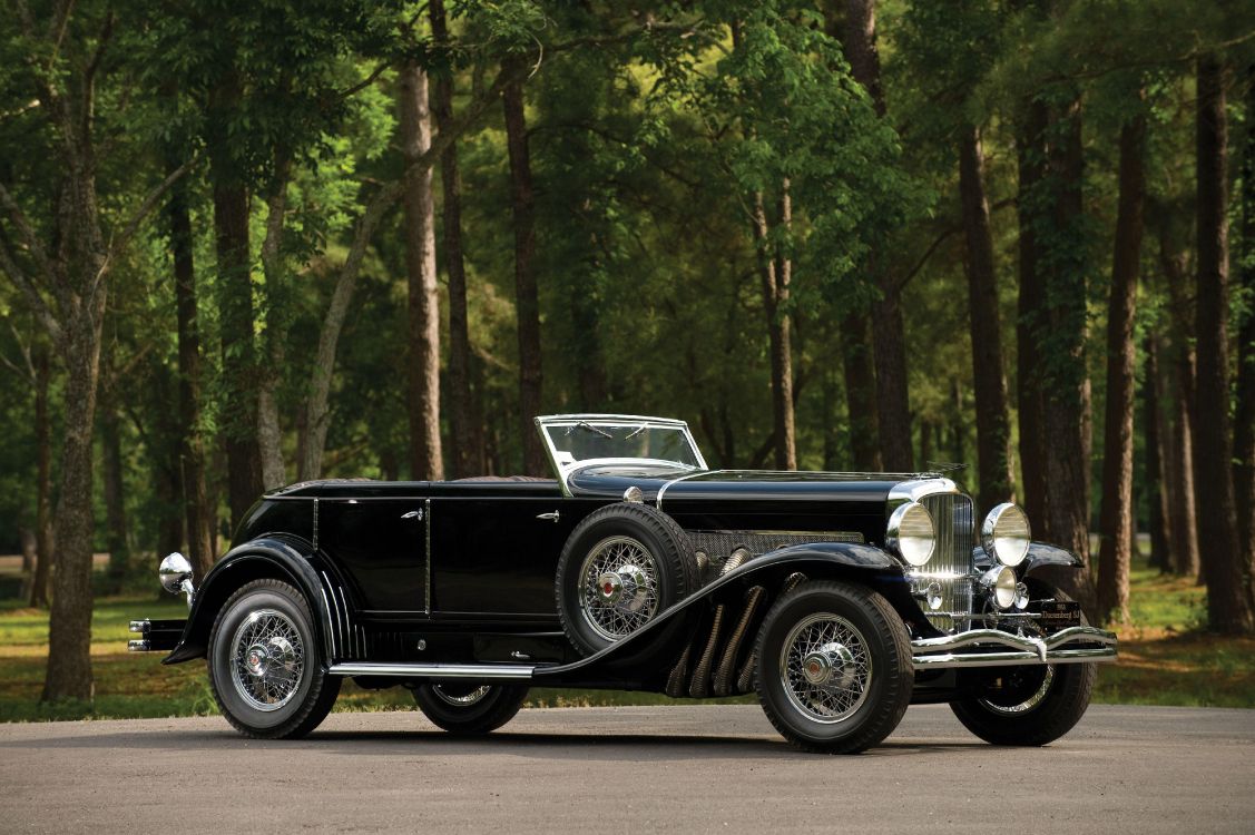 Voiture Vintage Noire Sur Route Pendant la Journée. Wallpaper in 4256x2832 Resolution