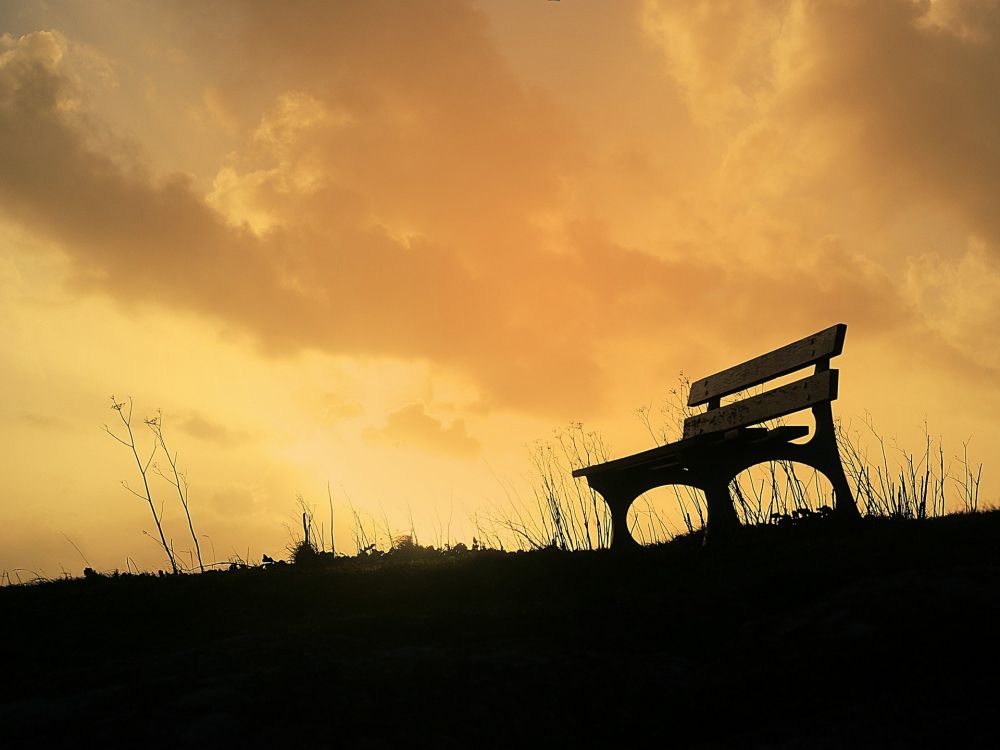 Banc en Bois Marron Sur Terrain D'herbe Verte Pendant le Coucher du Soleil. Wallpaper in 1920x1440 Resolution