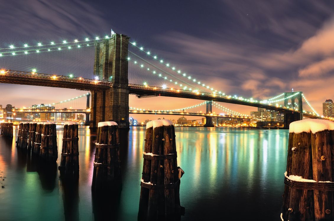 Brücke Über Wasser Während Der Nacht Night. Wallpaper in 2000x1327 Resolution