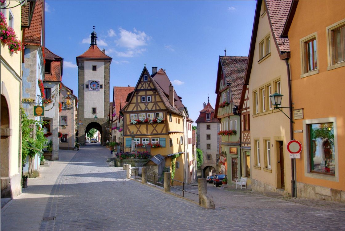 Leute, Die Tagsüber Auf Dem Bürgersteig in Der Nähe Eines Braunen Betongebäudes Gehen. Wallpaper in 2904x1944 Resolution