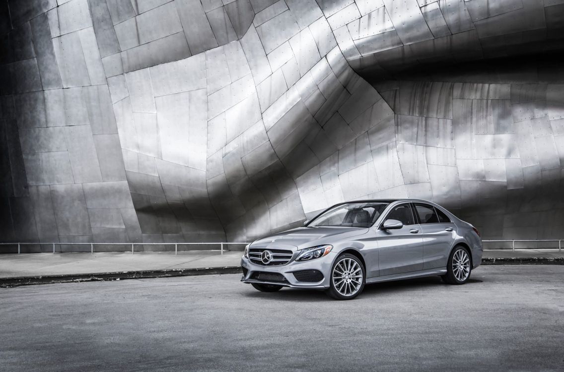 Berline Argentée Sur Route Goudronnée Grise Pendant la Journée. Wallpaper in 2048x1352 Resolution