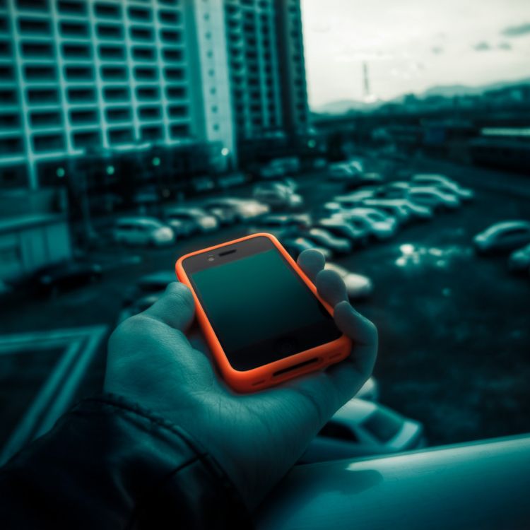 Personne Tenant un Smartphone Noir et Blanc. Wallpaper in 2048x2048 Resolution