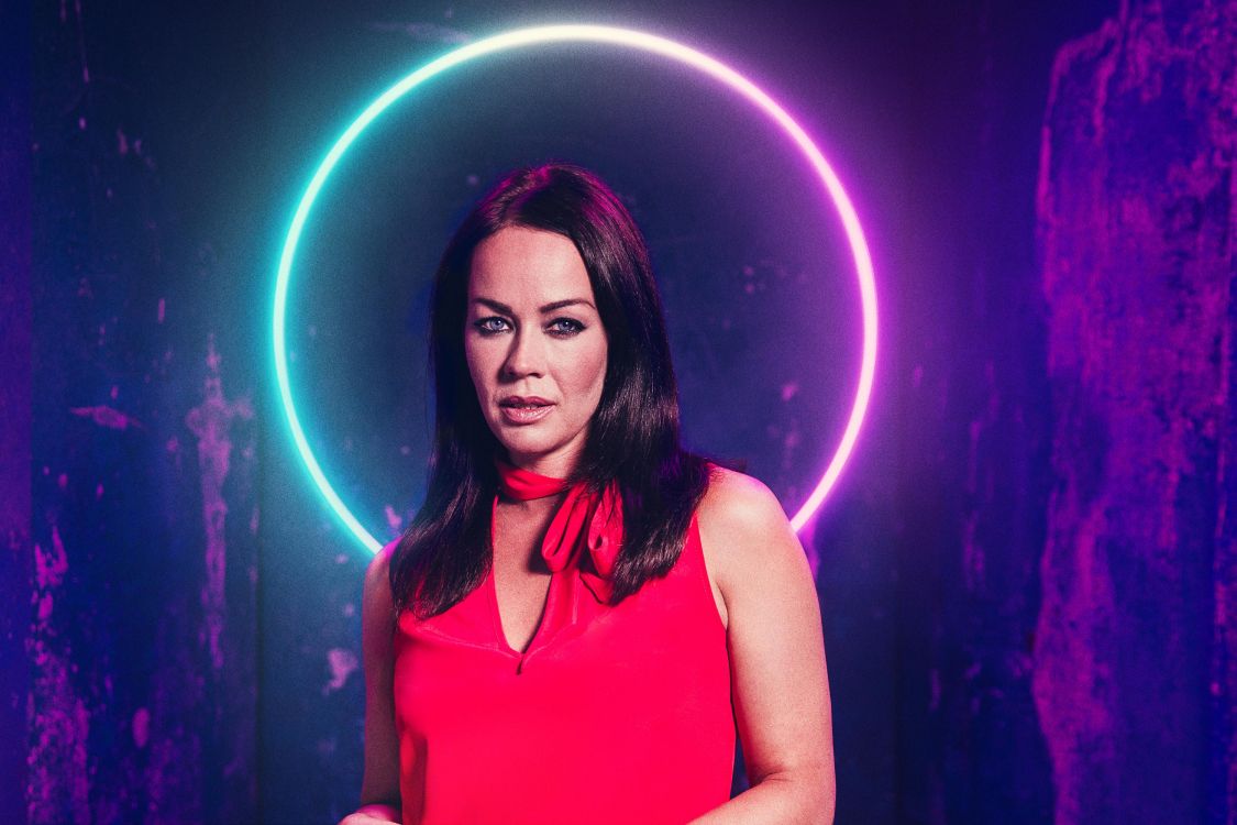 Frau im Roten Tanktop. Wallpaper in 3000x2000 Resolution