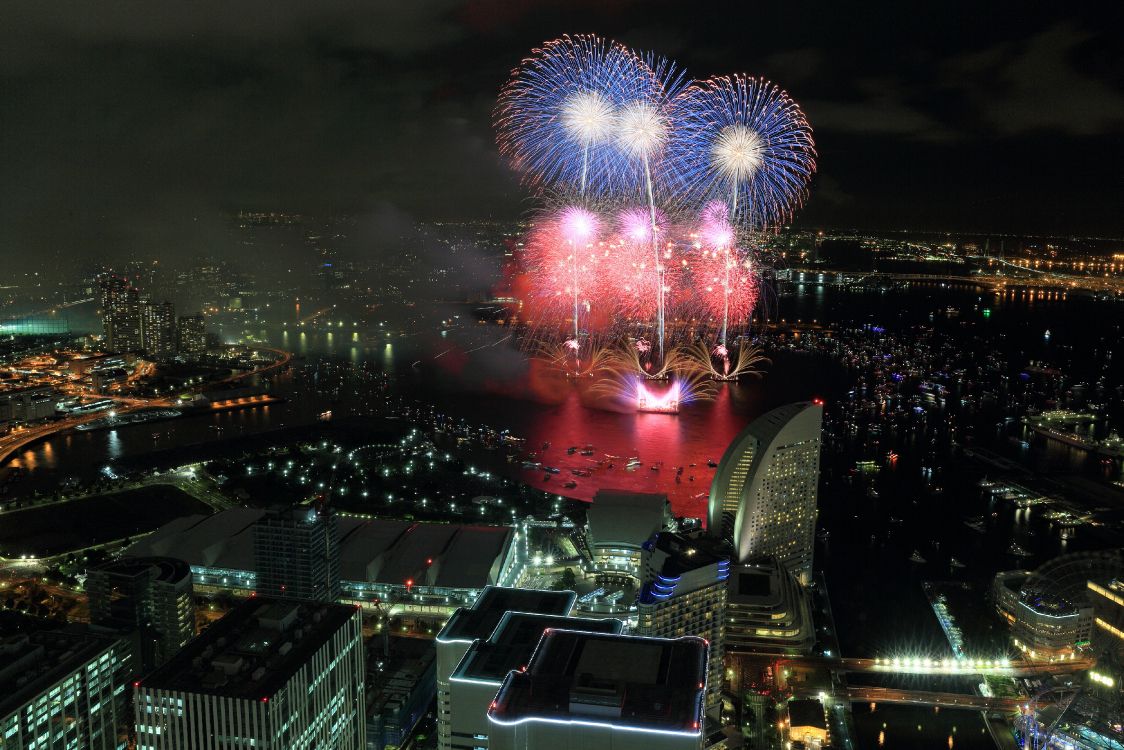 Stadt Mit Hochhäusern Während Der Nacht. Wallpaper in 4000x2667 Resolution