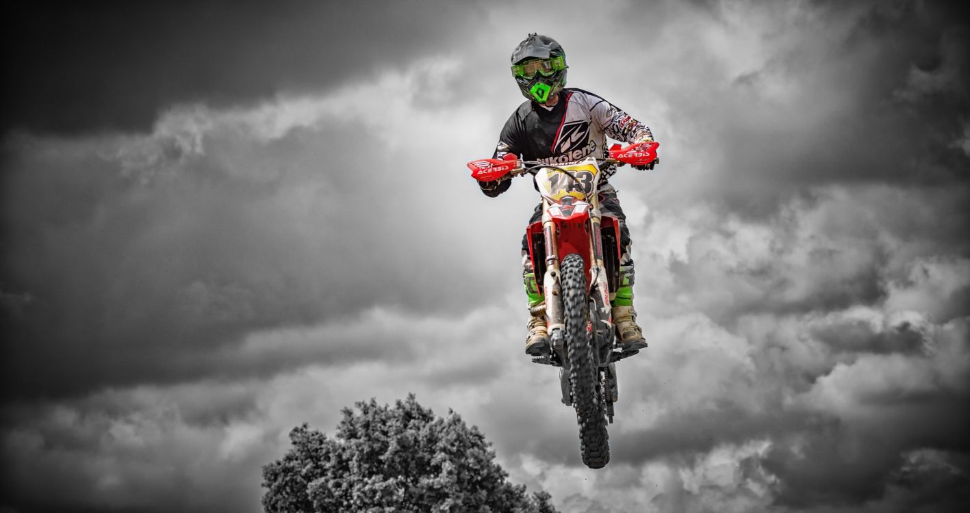 Mann im Roten Und Schwarzen Motocross-Anzug, Der Motocross-Dirt-Bike Fährt Riding. Wallpaper in 2722x1440 Resolution