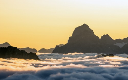 Image silhouette of mountain during daytime