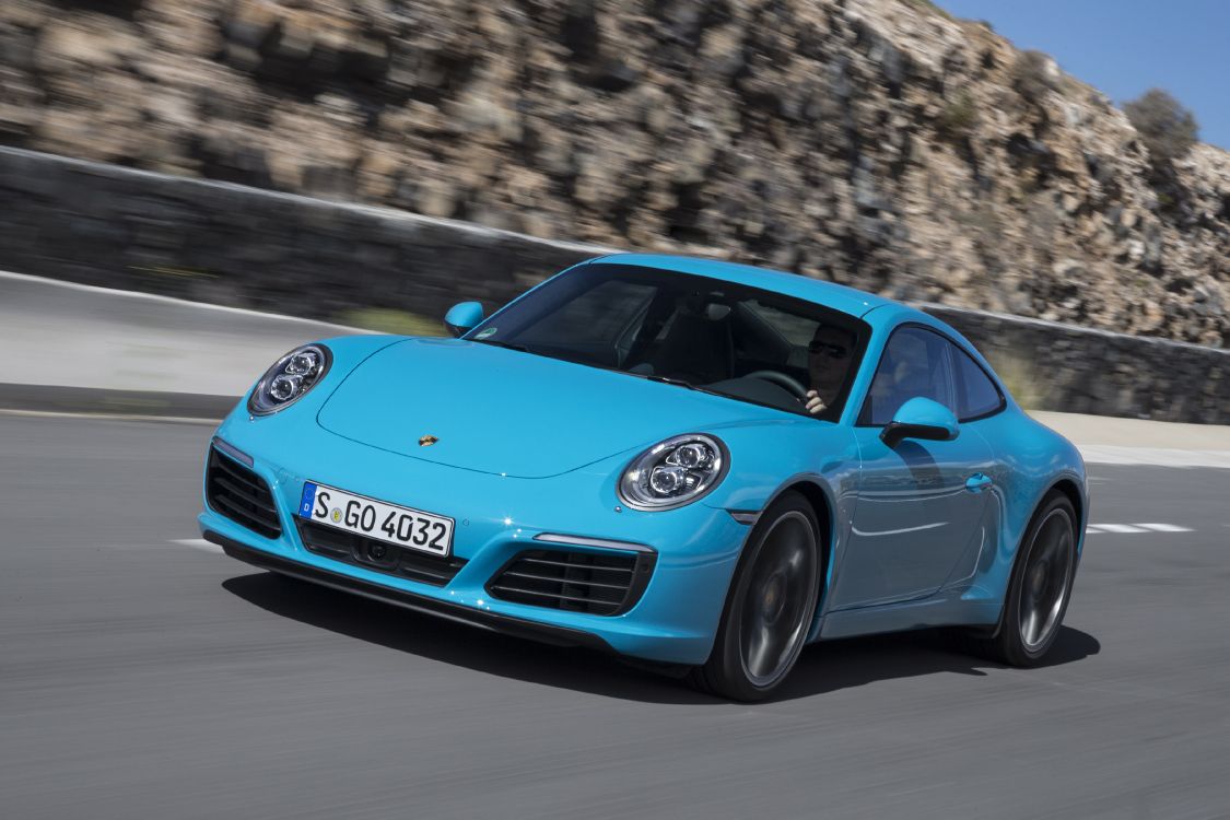 Porsche 911 Bleue Sur Route Pendant la Journée. Wallpaper in 3600x2400 Resolution
