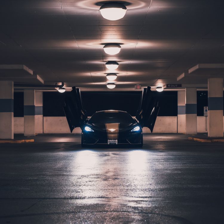 Blaues Und Schwarzes Auto Auf Einem Parkplatz. Wallpaper in 3858x3858 Resolution