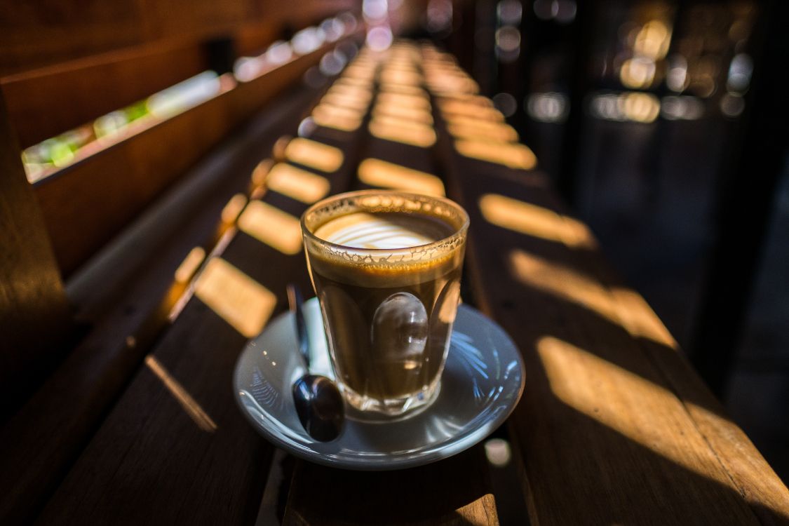 Tasse en Verre Clair Sur Une Soucoupe en Céramique Bleue. Wallpaper in 6000x4000 Resolution