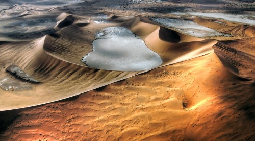 Image brown sand with water during daytime