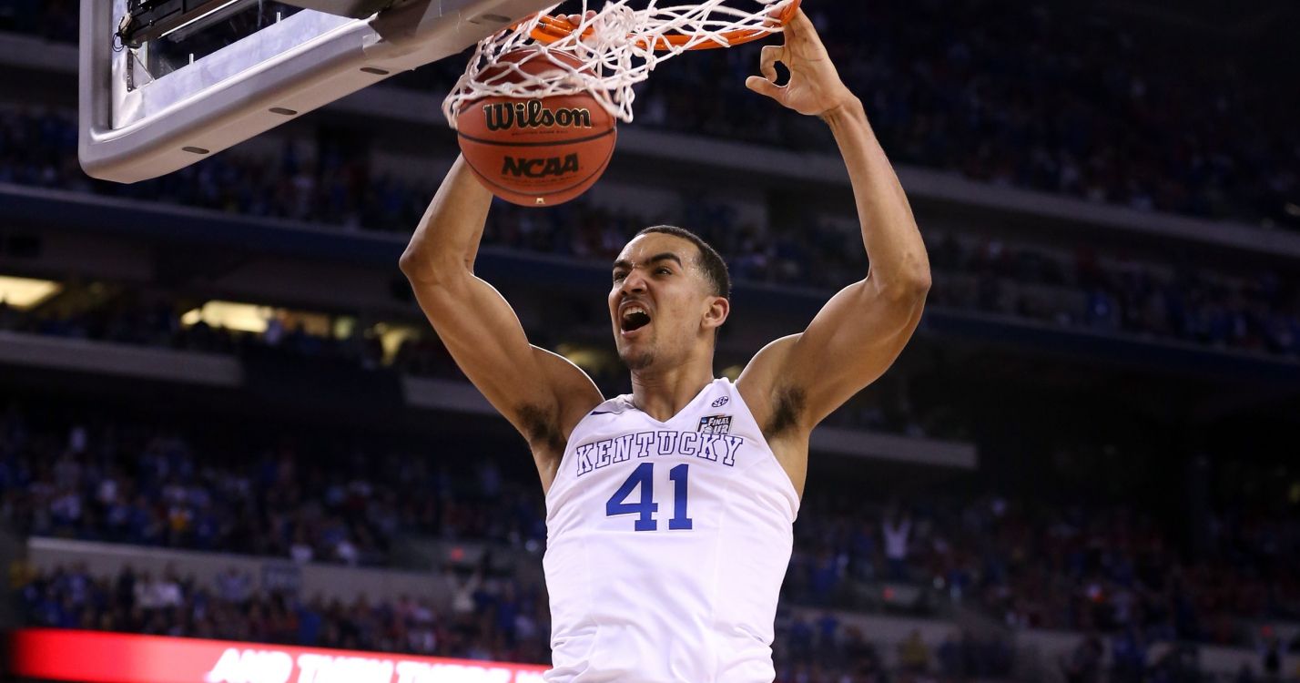 Homme en Maillot de Basket-ball Blanc et Noir Tenant le Basket-ball. Wallpaper in 3200x1680 Resolution