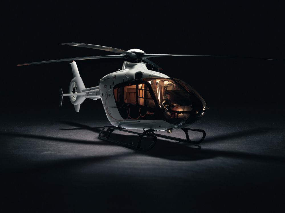 Weißer Und Schwarzer Hubschrauber Auf Schwarzem Hintergrund. Wallpaper in 2048x1536 Resolution