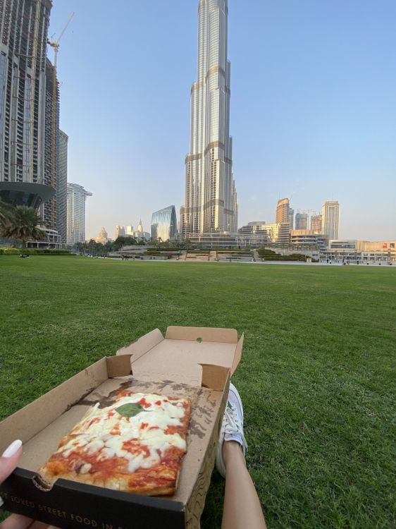 Dubai, Burj Khalifa, Stadtgebiet, Wolkenkratzer, Tageszeit. Wallpaper in 1536x2048 Resolution