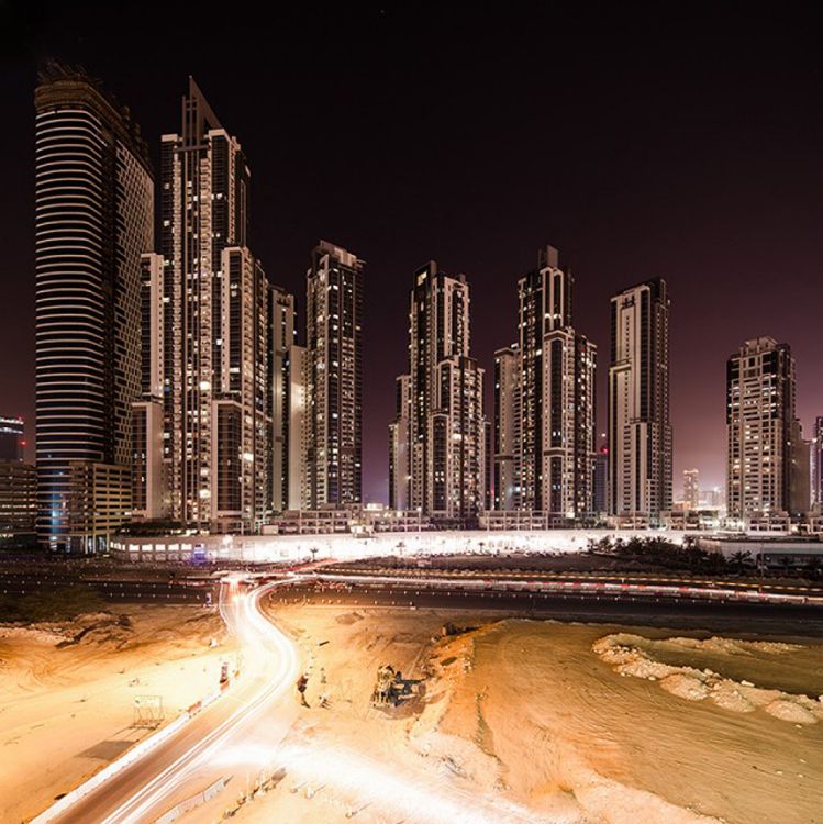 Edificios de Gran Altura Cerca Del Cuerpo de Agua Durante el Día. Wallpaper in 2600x2600 Resolution