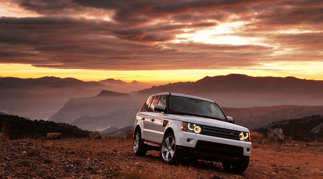 Suv Blanc Sur Champ Brun Pendant le Coucher du Soleil. Wallpaper in 1954x1080 Resolution