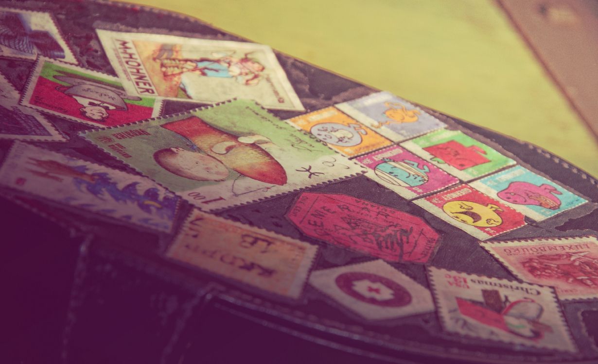 Billet de 200 Sur Une Table en Bois Marron. Wallpaper in 3840x2340 Resolution