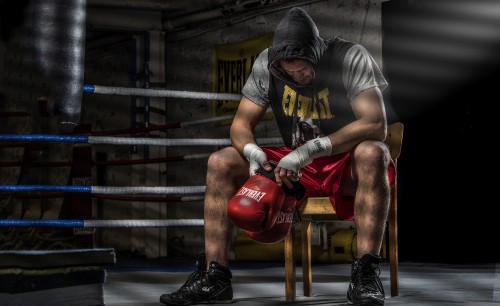 Image man in gray t-shirt and red boxing gloves doing push up