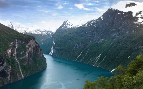 Image lake in the middle of mountains