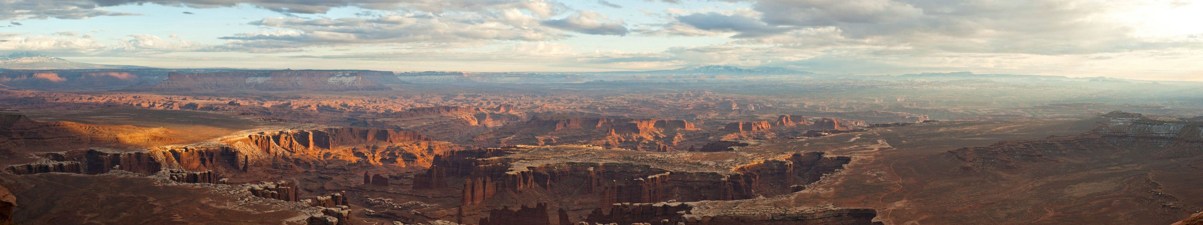Braune Felsformation Unter Weißen Wolken Tagsüber White. Wallpaper in 5760x1080 Resolution